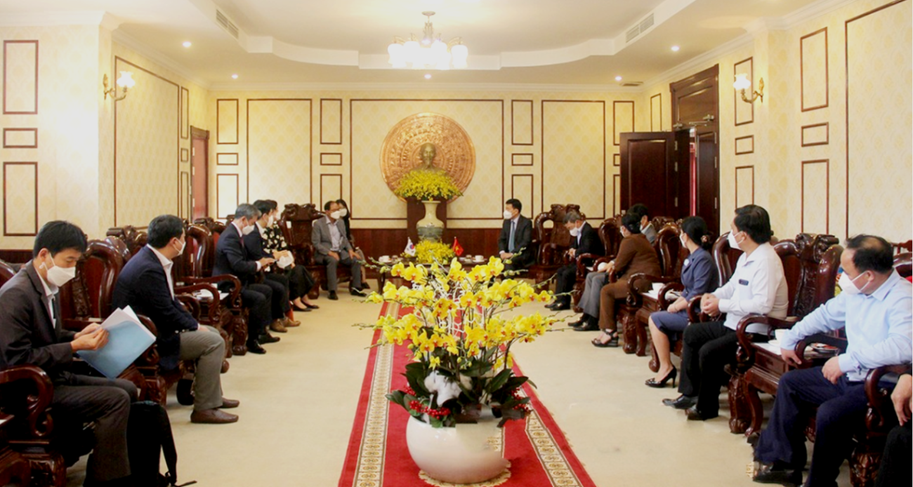 01 đoàn đại sứ Hàn Quốc tại Việt Nam do ông Park Noh Wan, Đại sứ đặc mệnh toàn quyền Hàn Quốc tại Việt Nam đến thăm và làm việc tại tỉnh Bình Phước.