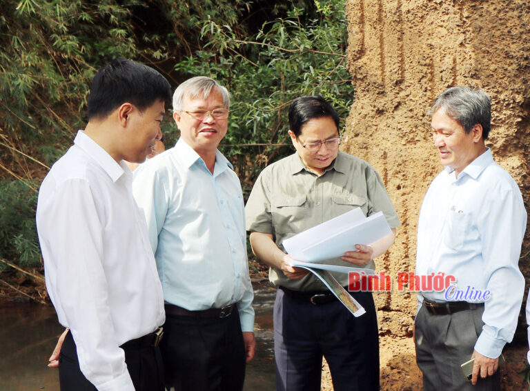 Thủ tướng Chính phủ Phạm Minh Chính cùng nguyên Chủ tịch nước Nguyễn Minh Triết và lãnh đạo tỉnh Bình Phước, các bộ, ngành trung ương đi kiểm tra thực tế tại Mã Đà, điểm giáp ranh Bình Phước - Đồng Nai